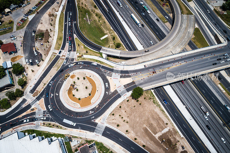 Round a Bout鸟瞰图在奥斯汀附近的35州际公路现代城市交通高速城市扩张发展